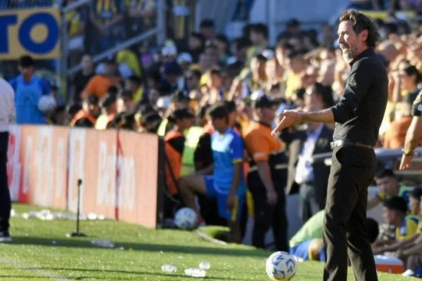 Eduardo Domínguez y un posible llamado de Boca: “Los números que no conozco no los atiendo”