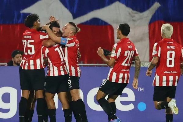 Estudiantes goleó a la U. de Chile y quedó en la cima del Grupo A