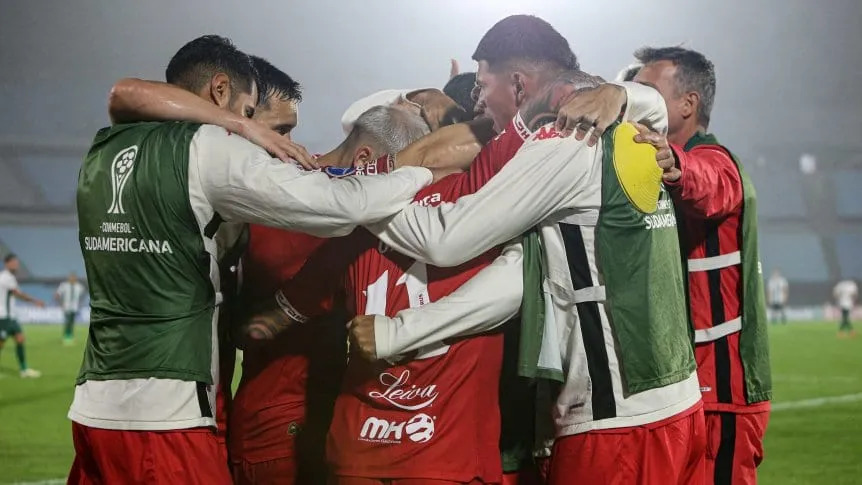 Huracán derrotó a Racing de Montevideo y quedó a un paso de los octavos de final
