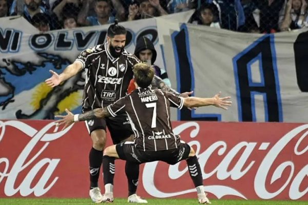 Platense dio el batacazo en Avellaneda y eliminó a Racing