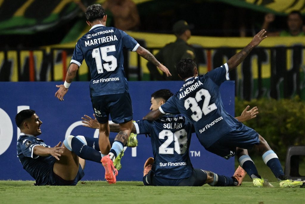 Racing goleó a Atlético Bucaramanga y se subió a la cima del Grupo E