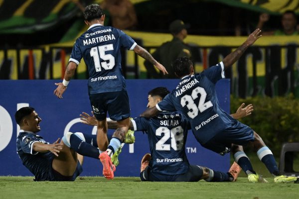 Racing goleó a Atlético Bucaramanga y se subió a la cima del Grupo E