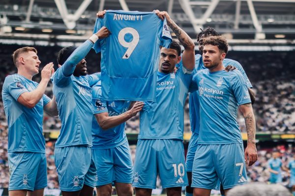Nottingham Forest le ganó al West Ham y sigue soñando con la Champions
