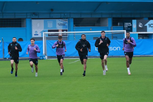 Con la mente en Fortaleza, Racing volvió a los entrenamientos