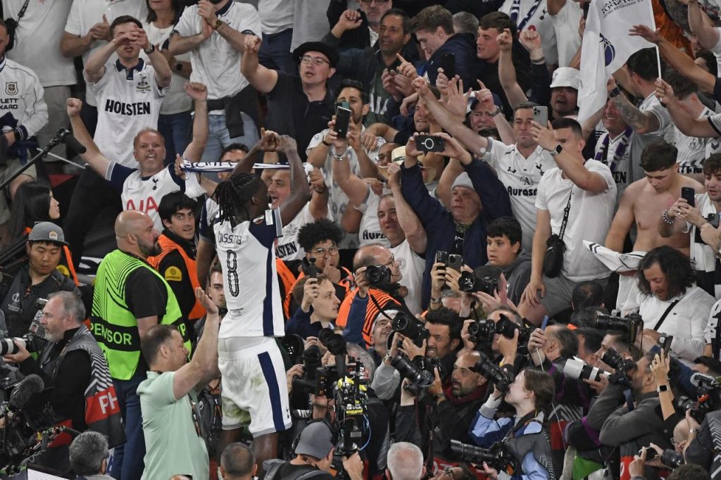 Con el Cuti Romero de titular, Tottenham derrotó al Manchester United y se quedó con la Europa League
