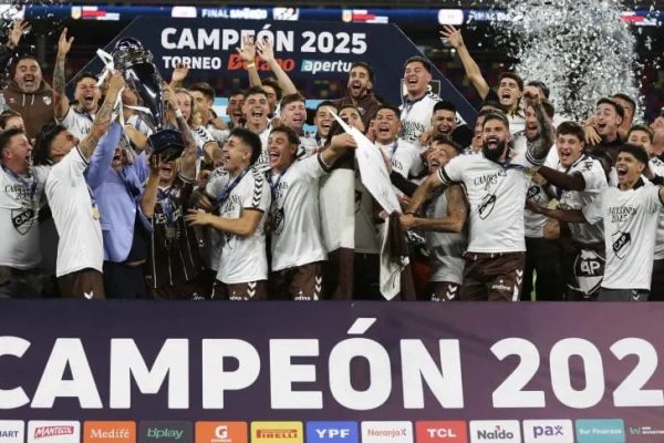 Platense venció a Huracán y tocó el cielo con las manos