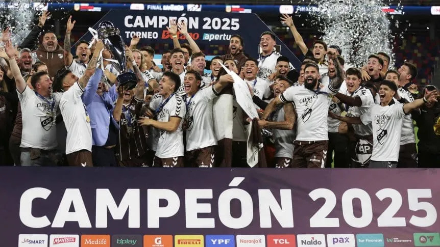 Platense venció a Huracán y tocó el cielo con las manos