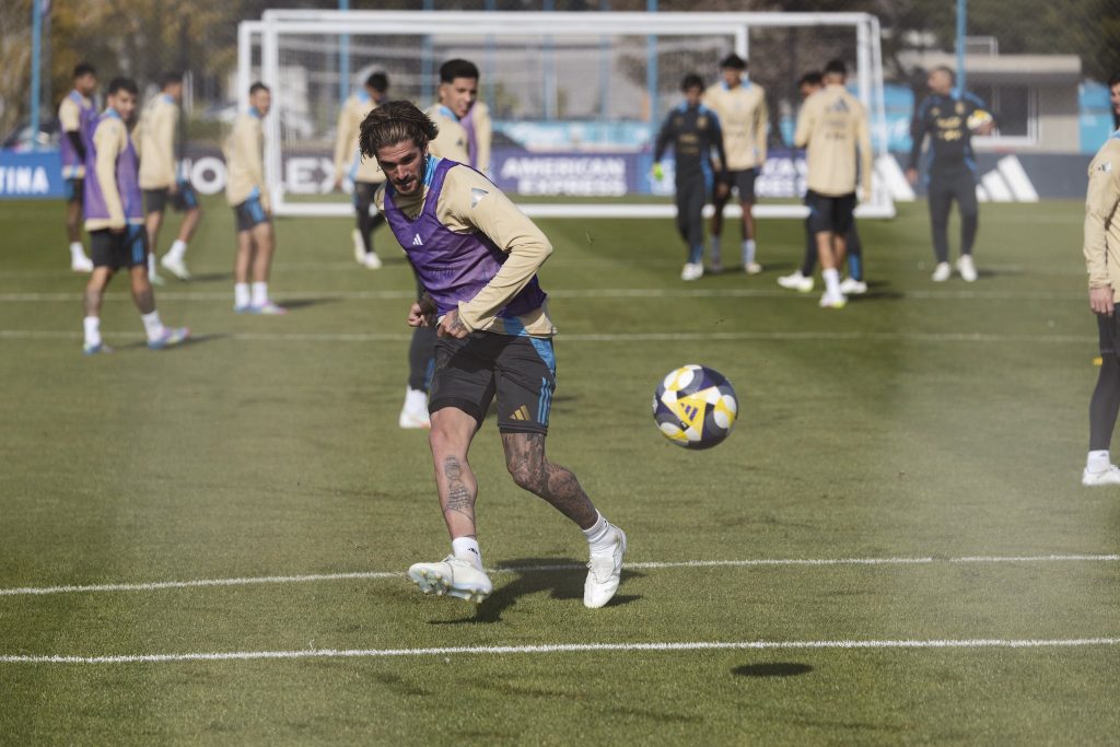 Scaloni mete mano en el equipo para visitar a Chile
