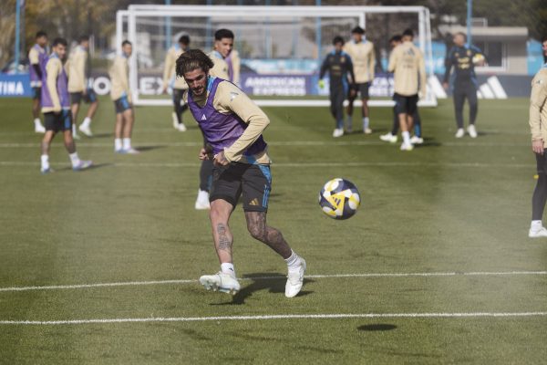 Scaloni mete mano en el equipo para visitar a Chile