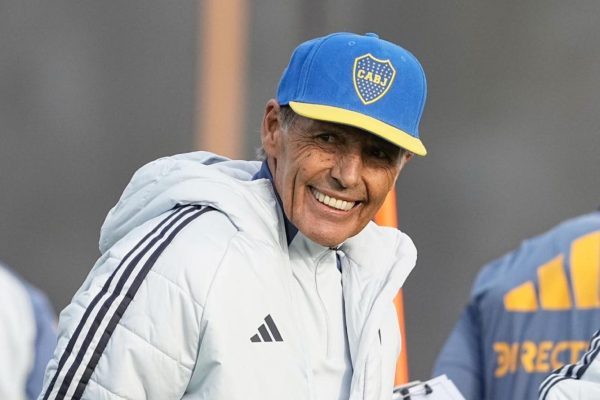 Russo sobre la posible vuelta de Paredes a Boca: “Tiene que decidir él”