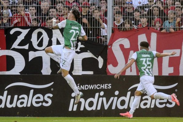 Banfield logró tres puntos de oro frente a Newell`s en Rosario
