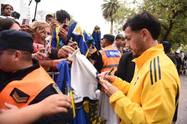 Boca llegó a Santiago del Estero y fue recibido por una multitud