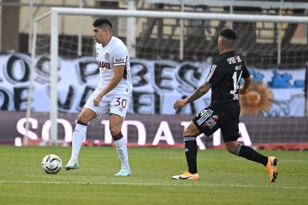 Deportivo Riestra venció a Lanús y sigue imbatible de local