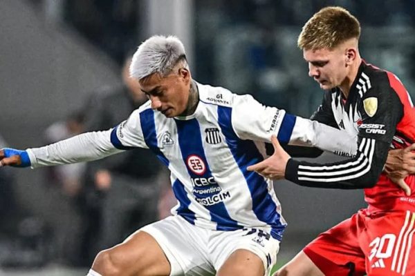 River tras los pasos de Juan Portillo para reforzar la defensa
