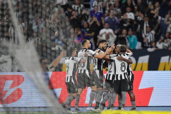 De la mano de Barboza y Montoro, Botafogo derrotó a Bragantino