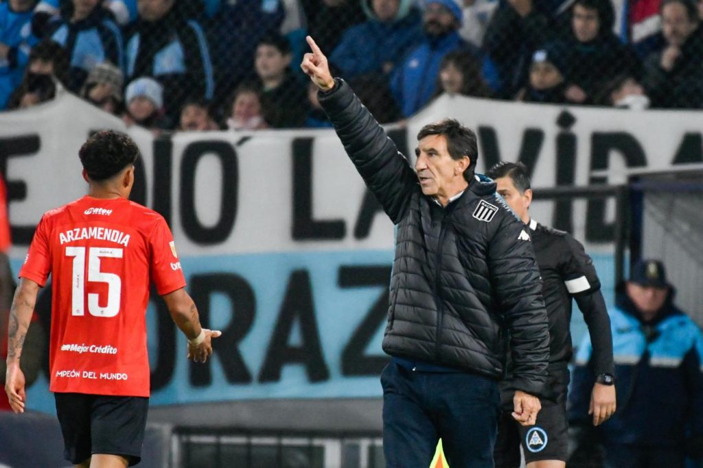 Costas apuntó contra el arbitraje tras la derrota de Racing
