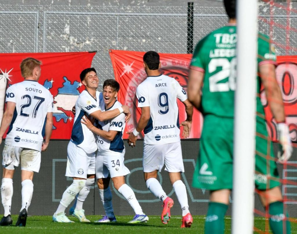 Independiente Rivadavia goleó a Barracas Central y amargó su regreso al estadio