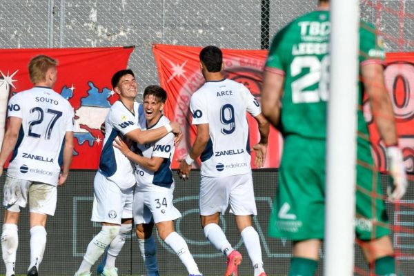 Independiente Rivadavia goleó a Barracas Central y amargó su regreso al estadio