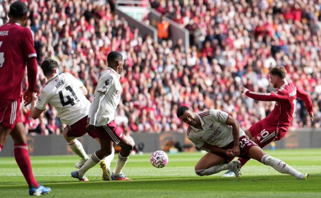 Liverpool derrotó a Arsenal y sigue con puntaje ideal en la Premier League