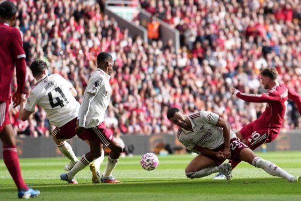 Liverpool derrotó a Arsenal y sigue con puntaje ideal en la Premier League