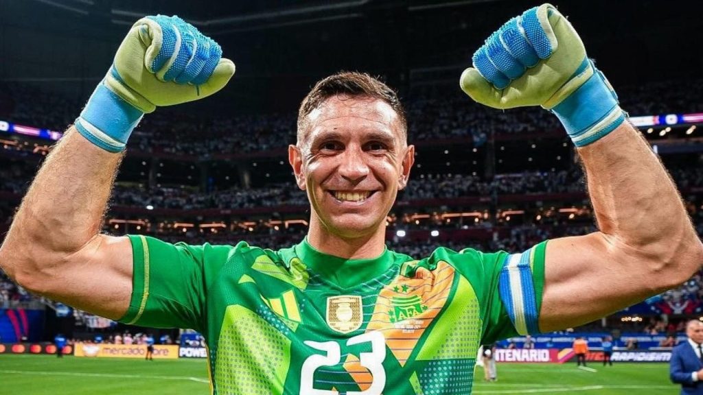 Dibu Martínez candidato a ganar el Premio Yashin