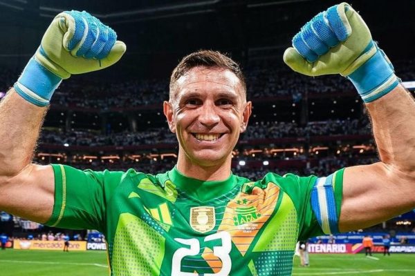 Dibu Martínez candidato a ganar el Premio Yashin