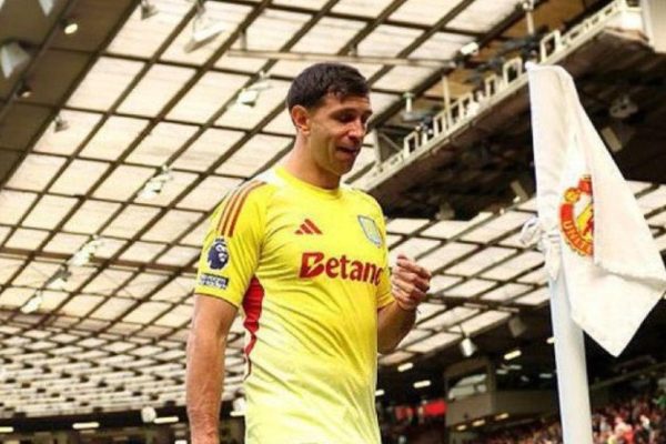 Manchester United acelera por Dibu Martínez