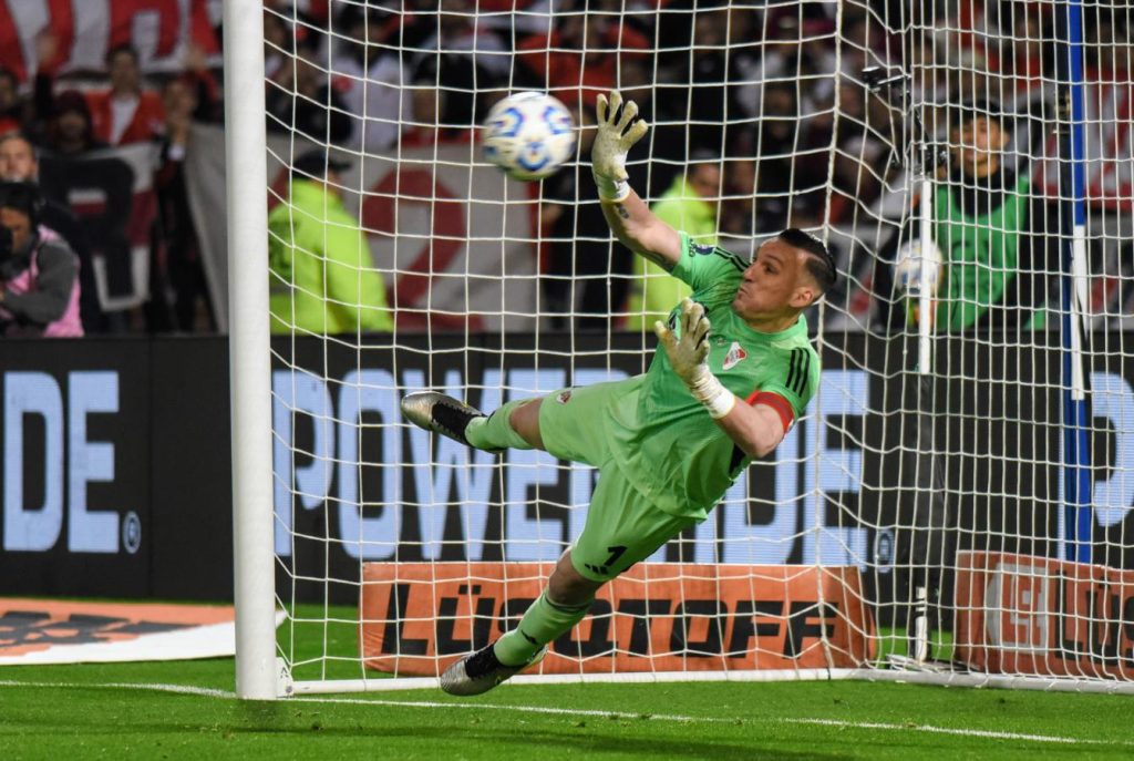 Con un Armani gigante, River venció por penales a Unión