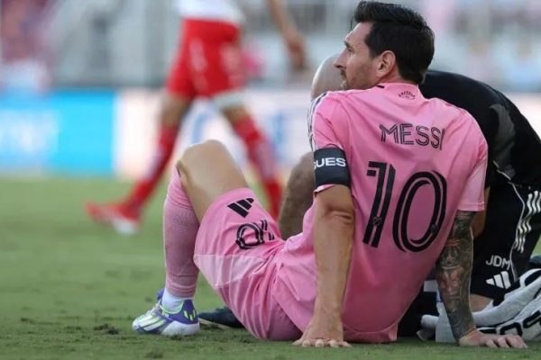 Preocupación: Messi salió lesionado en el duelo ante Necaxa
