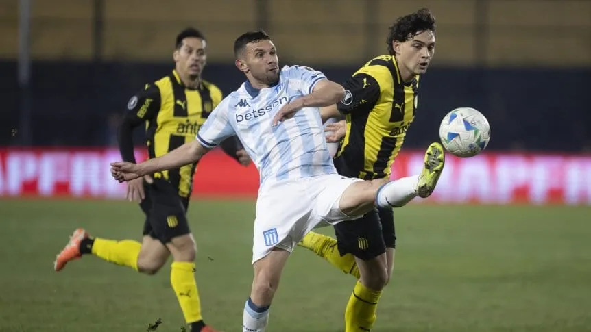 Racing a todo o nada frente a Peñarol en Avellaneda