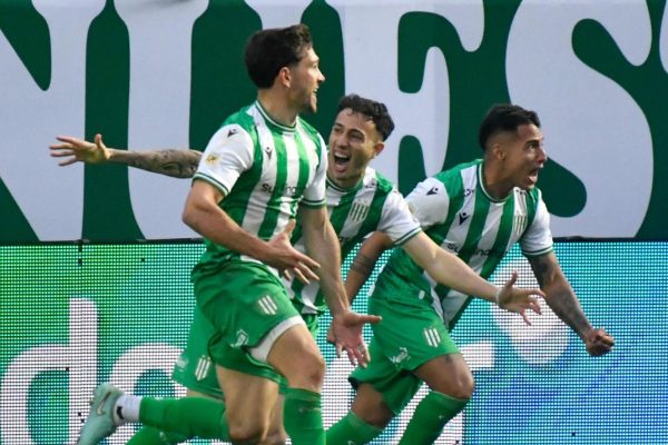 En un partido a puro gol, Banfield se lo dio vuelta a Estudiantes