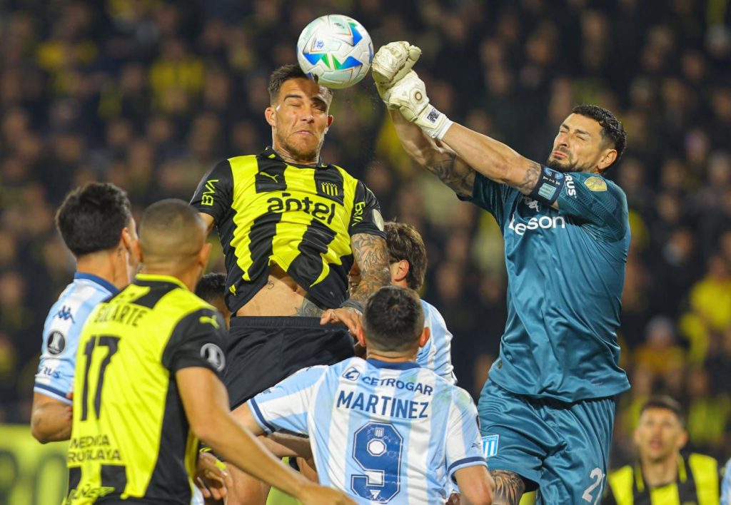 Racing perdió frente a Peñarol y esta obligado a ganar en Avellaneda