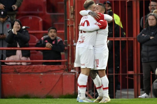 Huracán aprovechó la ventaja numérica y venció a Argentinos