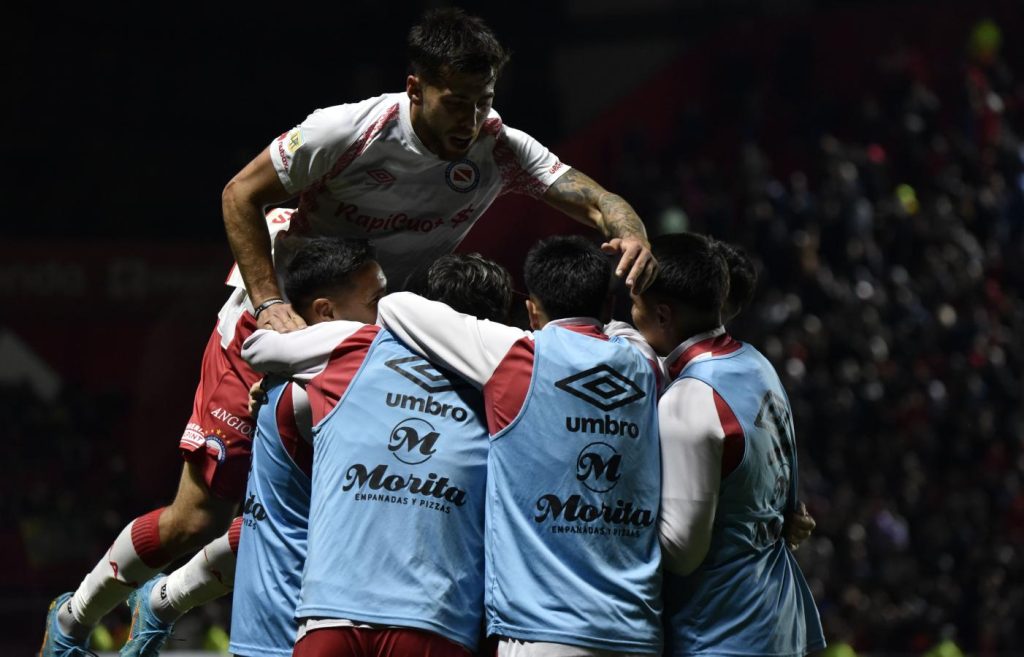Argentinos goleó a Banfield y se acercó a puestos de playoff