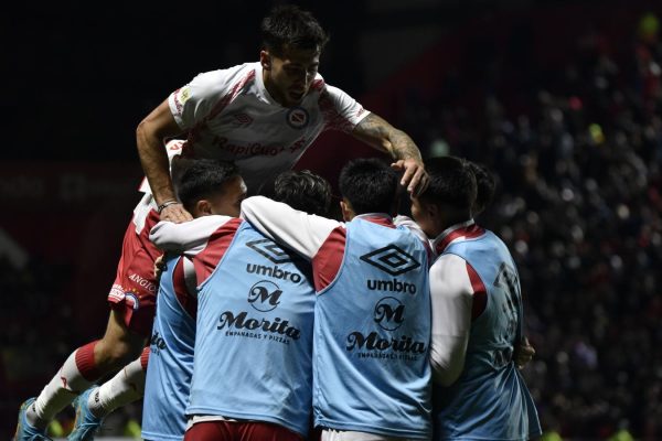 Argentinos goleó a Banfield y se acercó a puestos de playoff
