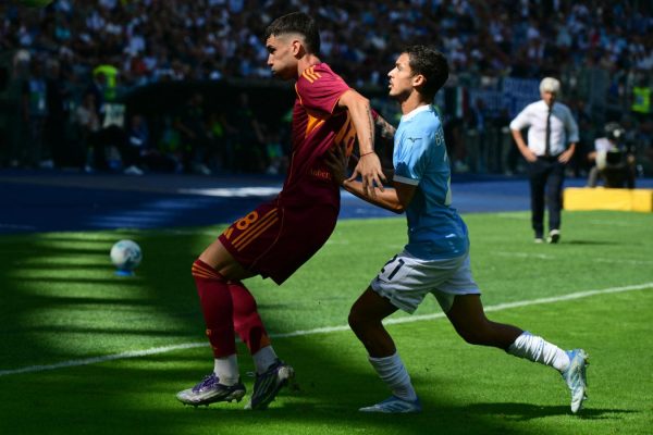 Con una buena actuación de Soulé, Roma derrotó a Lazio