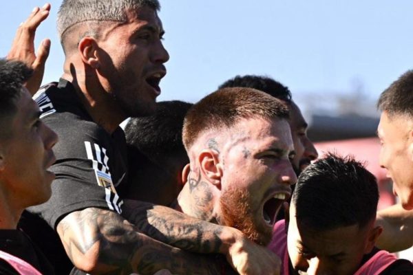 Deportivo Riestra venció a Central Córdoba y sigue imparable de local