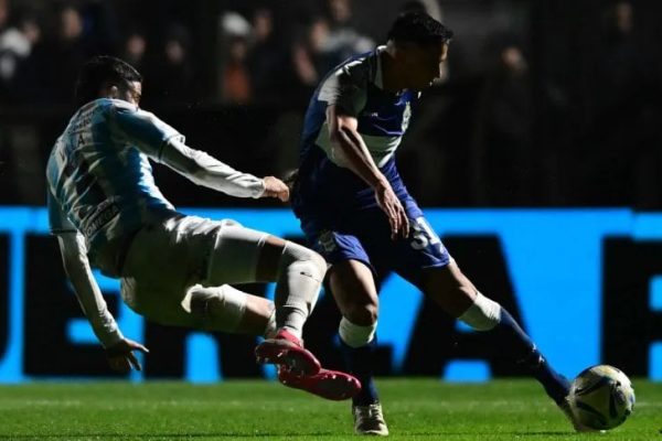En un partido que terminó casi a oscuras, Gimnasia venció a Atlético Tucumán
