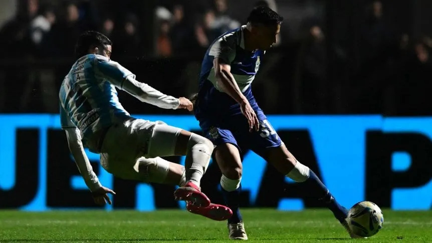 En un partido que terminó casi a oscuras, Gimnasia venció a Atlético Tucumán