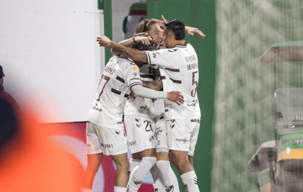 Platense dio vuelta el partido ante Defensa y Justicia y se prende en la pelea