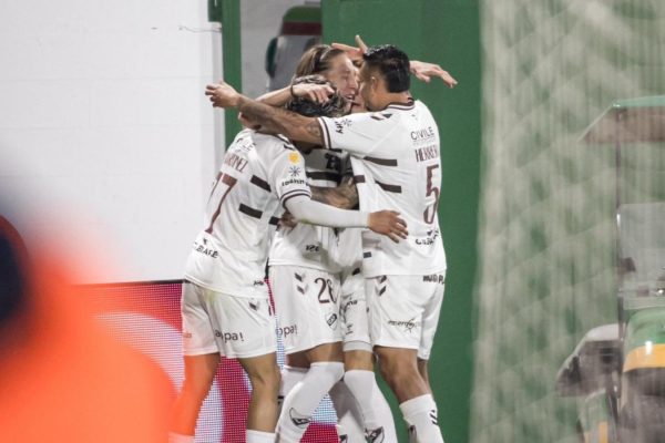 Platense dio vuelta el partido ante Defensa y Justicia y se prende en la pelea