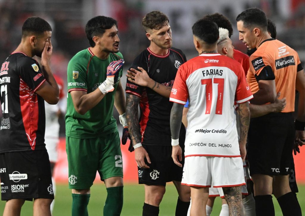 En un partido lleno de polémicas, Estudiantes y Barracas Central empataron en La Plata