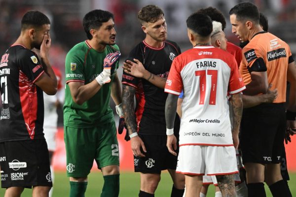 En un partido lleno de polémicas, Estudiantes y Barracas Central empataron en La Plata