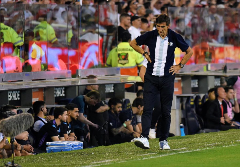 Costas: “Salimos a ganar todo, nos duele perder este partido”