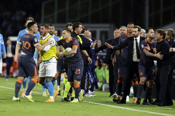 En un partido caliente, Napoli derrotó a Inter y quedó en la cima de la Serie A