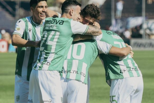 Banfield derrotó a Independiente Rivadavia y quedó a tiro de la zona de playoff