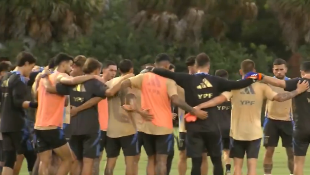El homenaje de la Selección Argentina a Miguel Russo en pleno entrenamiento