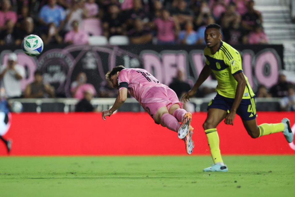 Messi hizo dos goles y se acerca a los 900 gritos en su carrera
