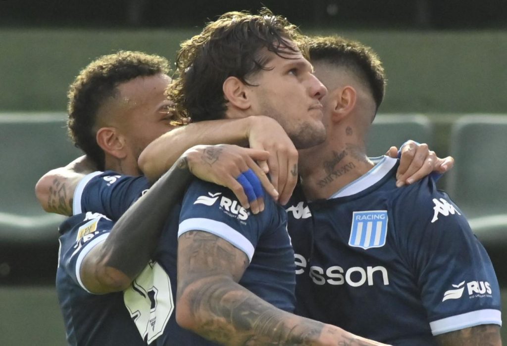 Racing le ganó a Banfield y quedó a tiro de los puestos de playoff