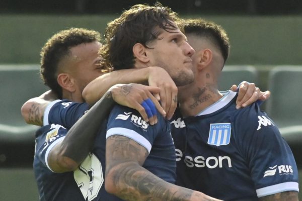 Racing le ganó a Banfield y quedó a tiro de los puestos de playoff